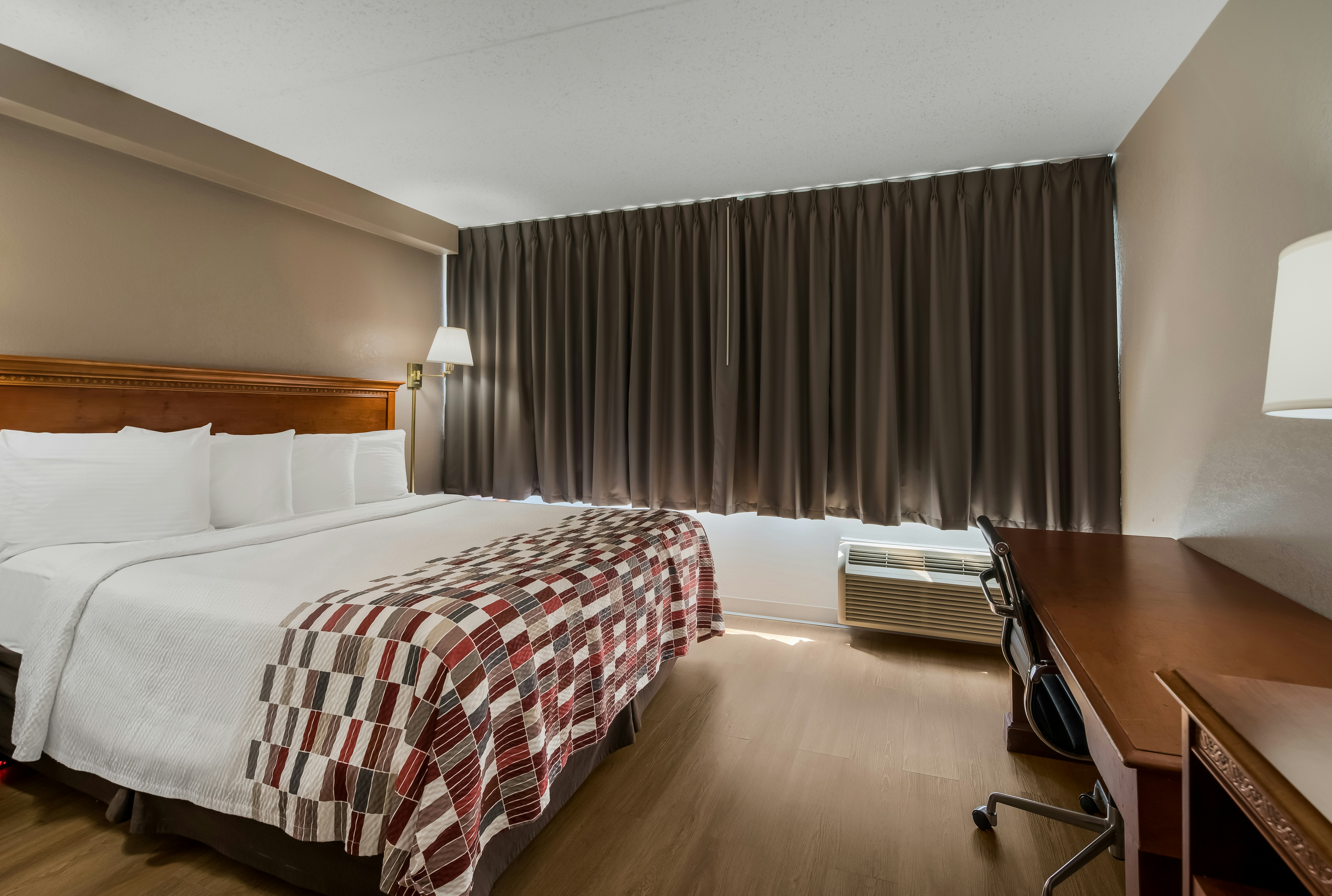 Suite King with Jetted Tub Non-Smoking