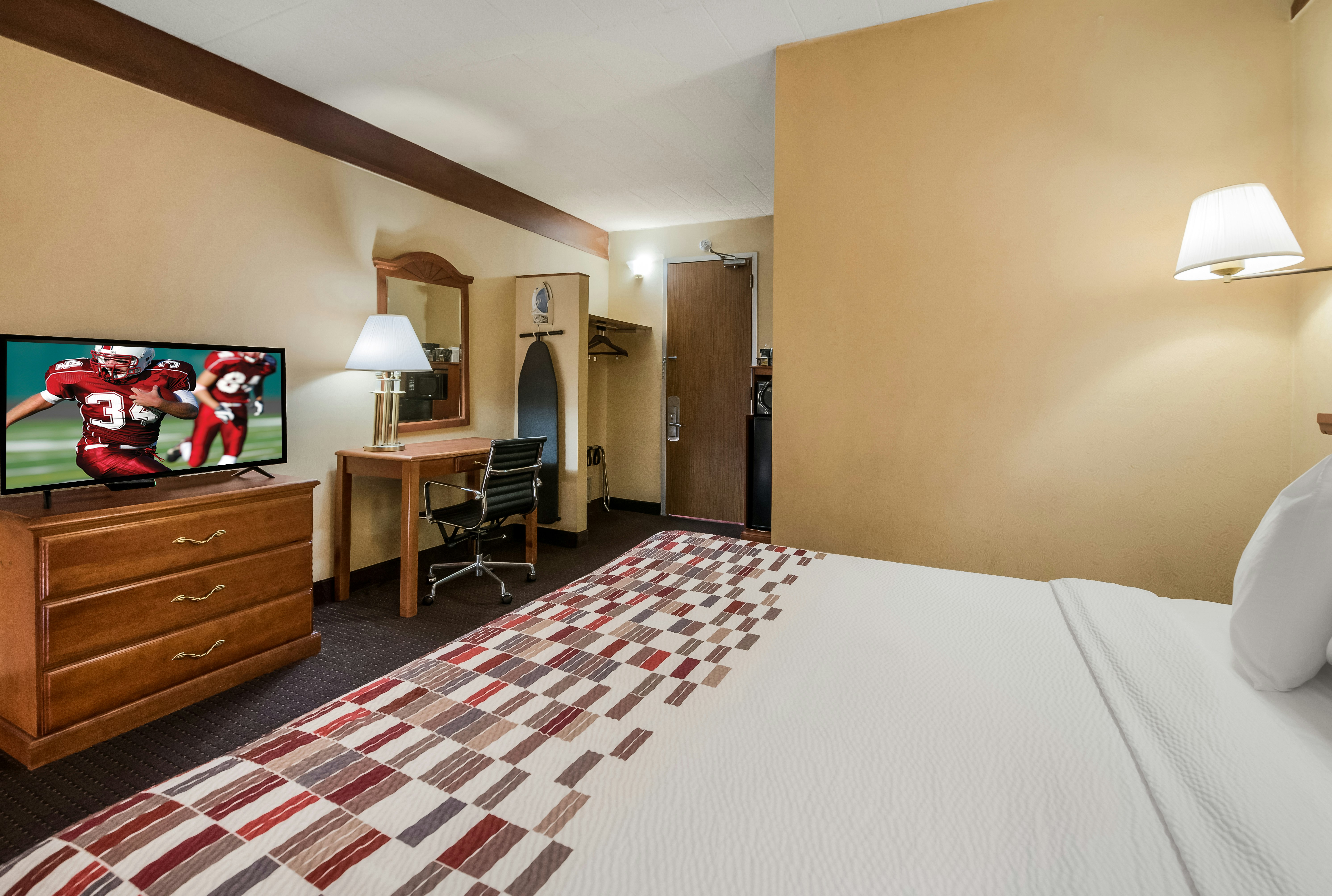 Red Roof Inn Suites Newark – University