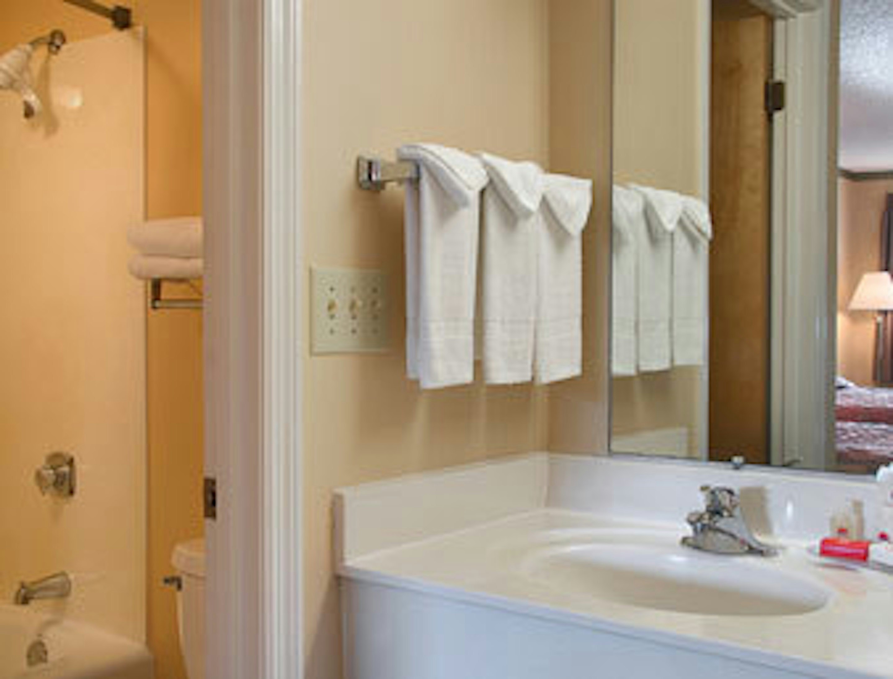 Red Roof Inn Suites Cleveland, TN