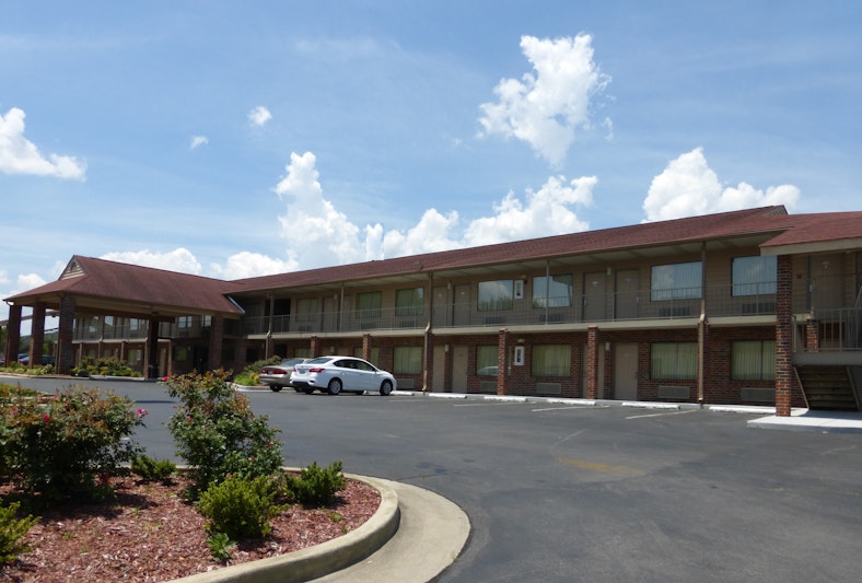 Red Roof Inn Suites Cleveland, TN