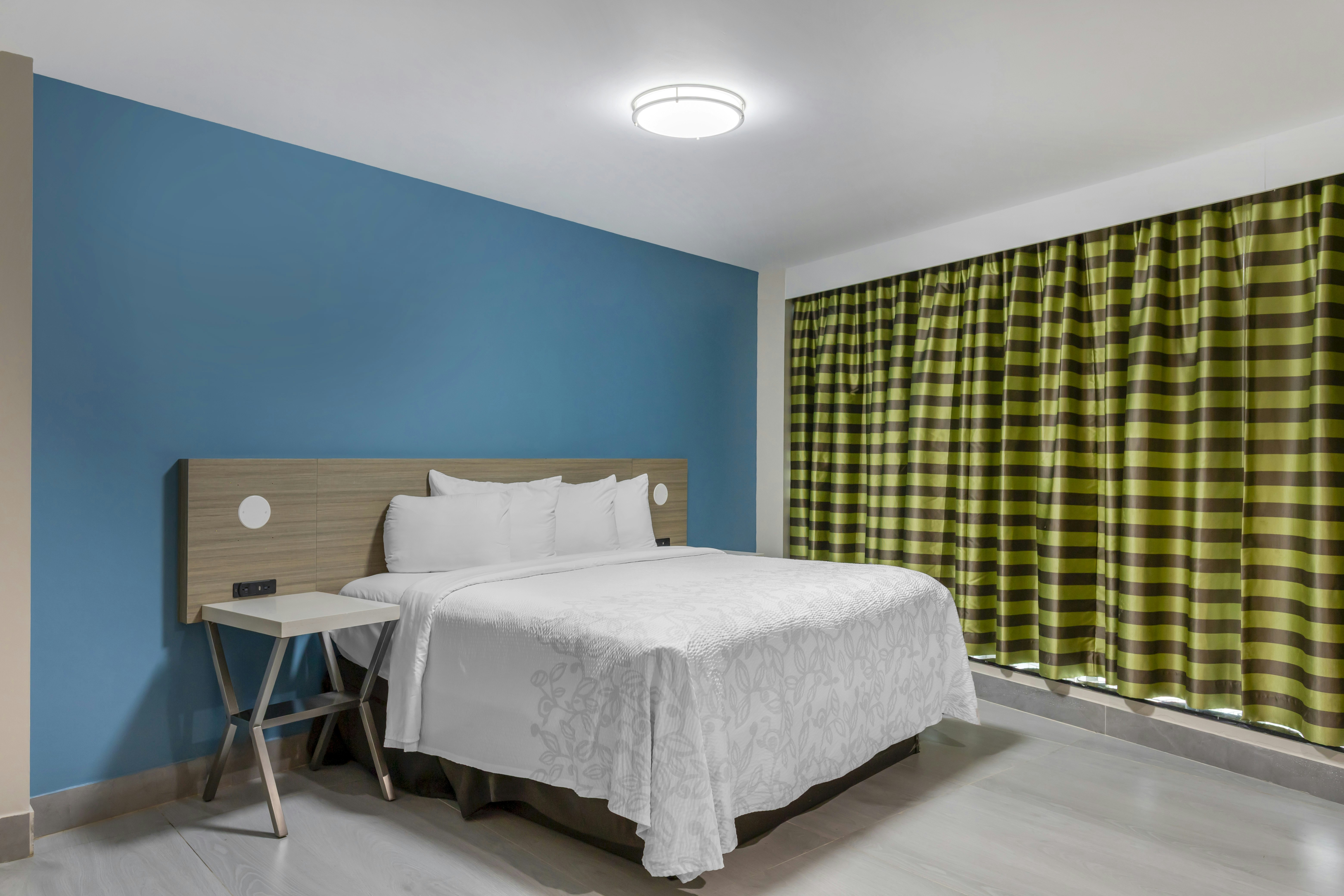 Premium King Smoke Free (Get More: Upgraded Bedding and Snack Box)