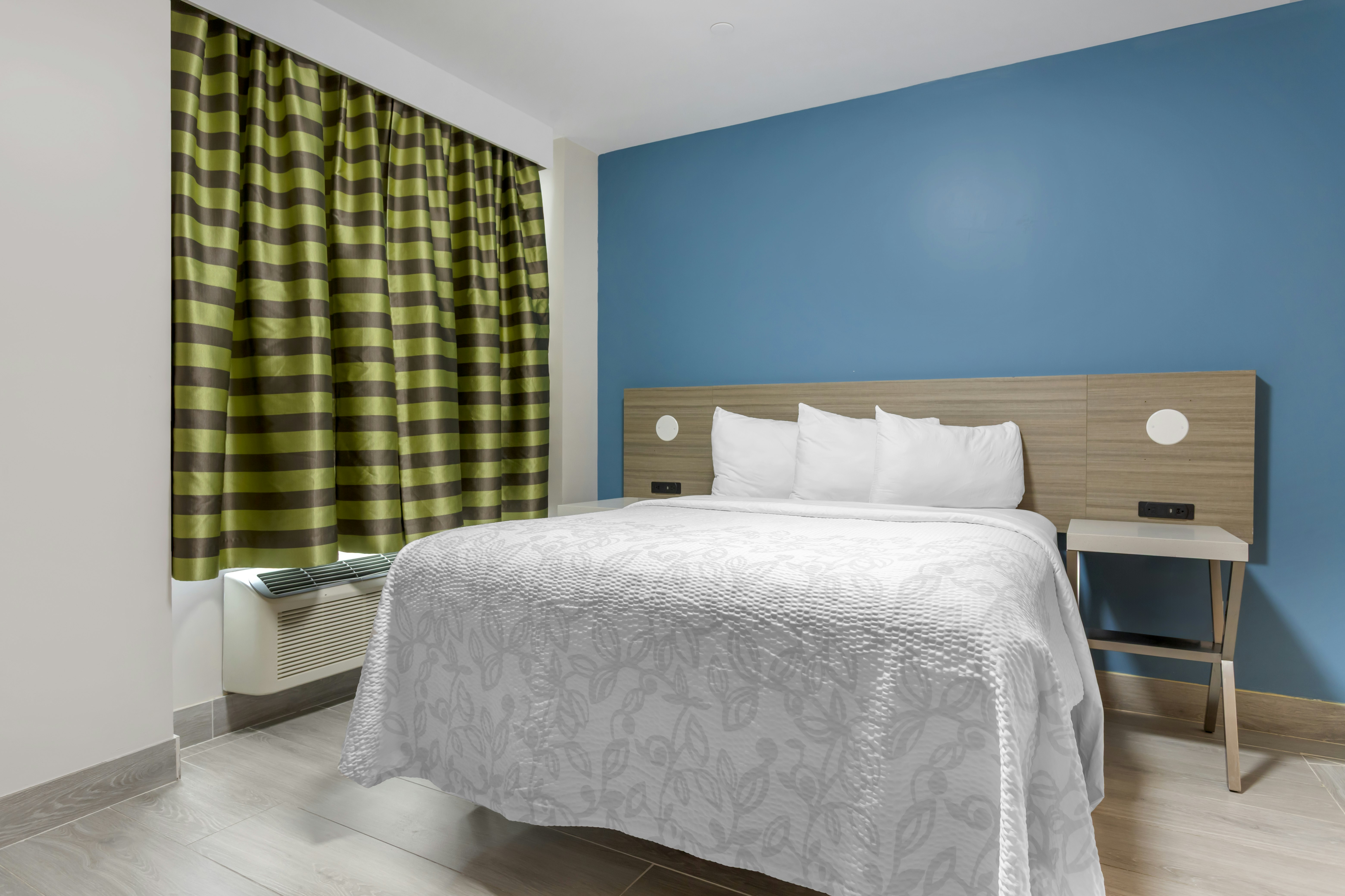 Premium ADA Queen Roll-In Shower Smoke Free (Get More: Upgraded Bedding)