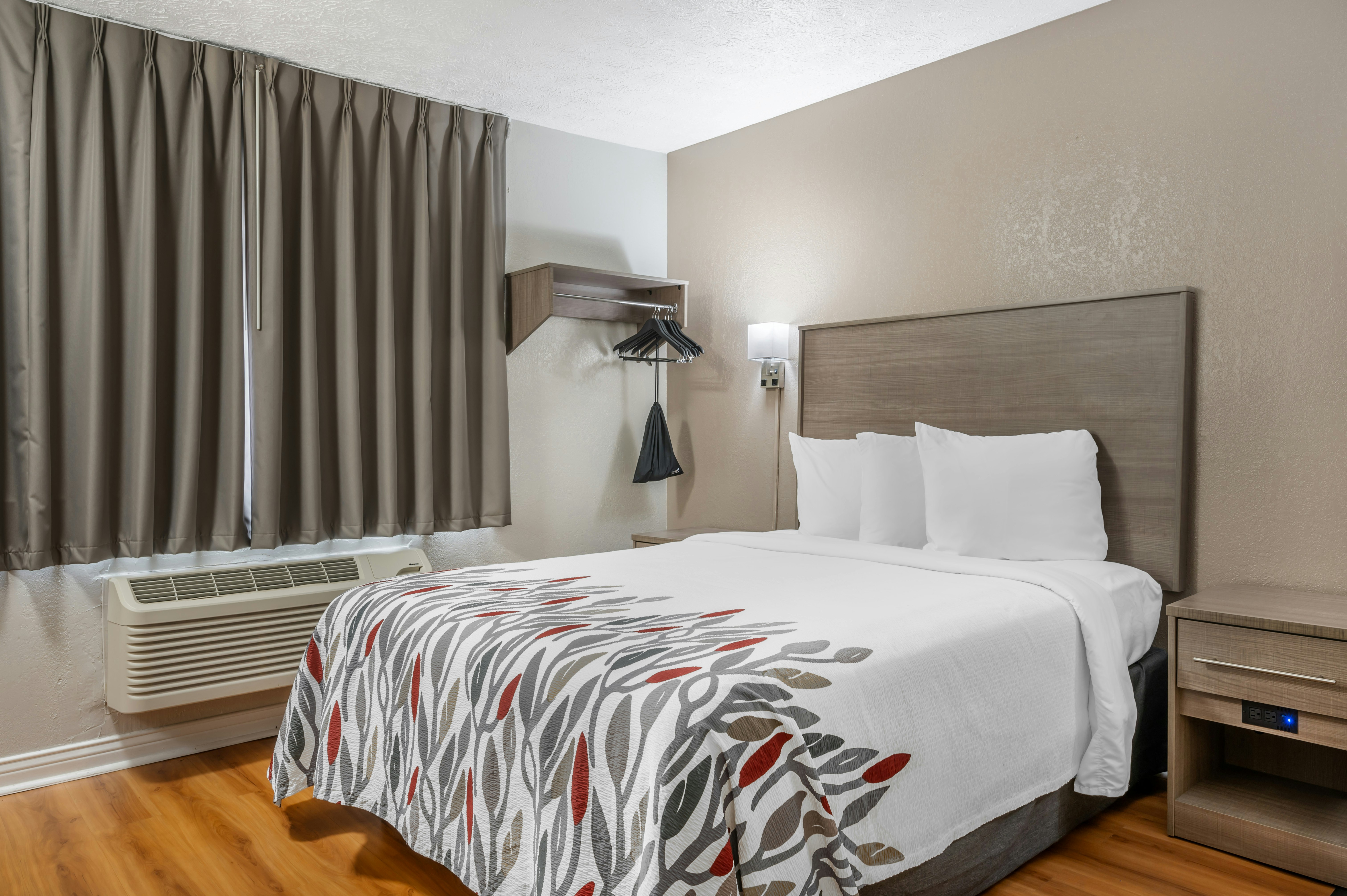Superior 1 Queen Bed with Jetted Tub Non-Smoking
