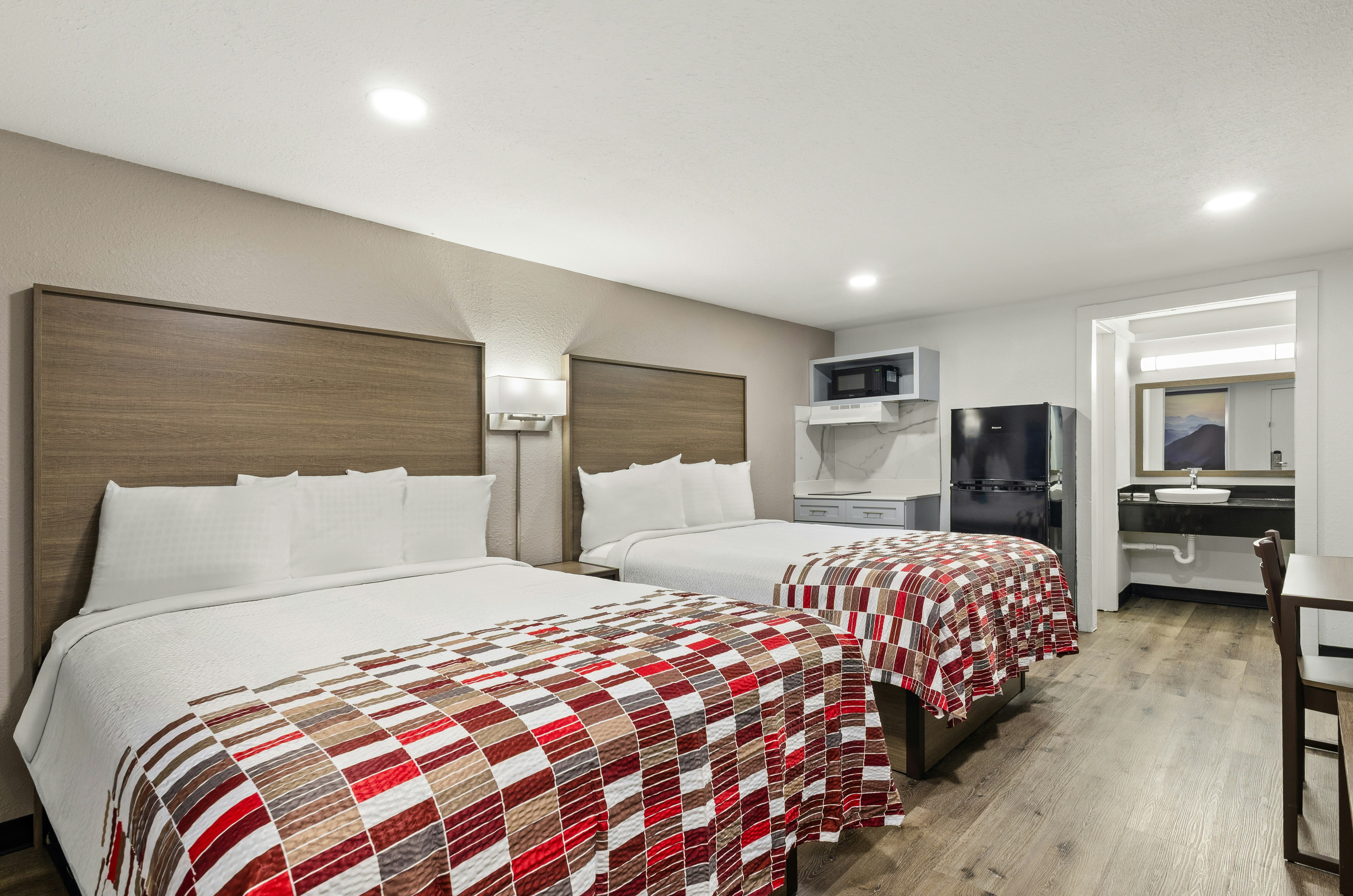Deluxe 2 Queen Beds with Kitchenette Non-Smoking