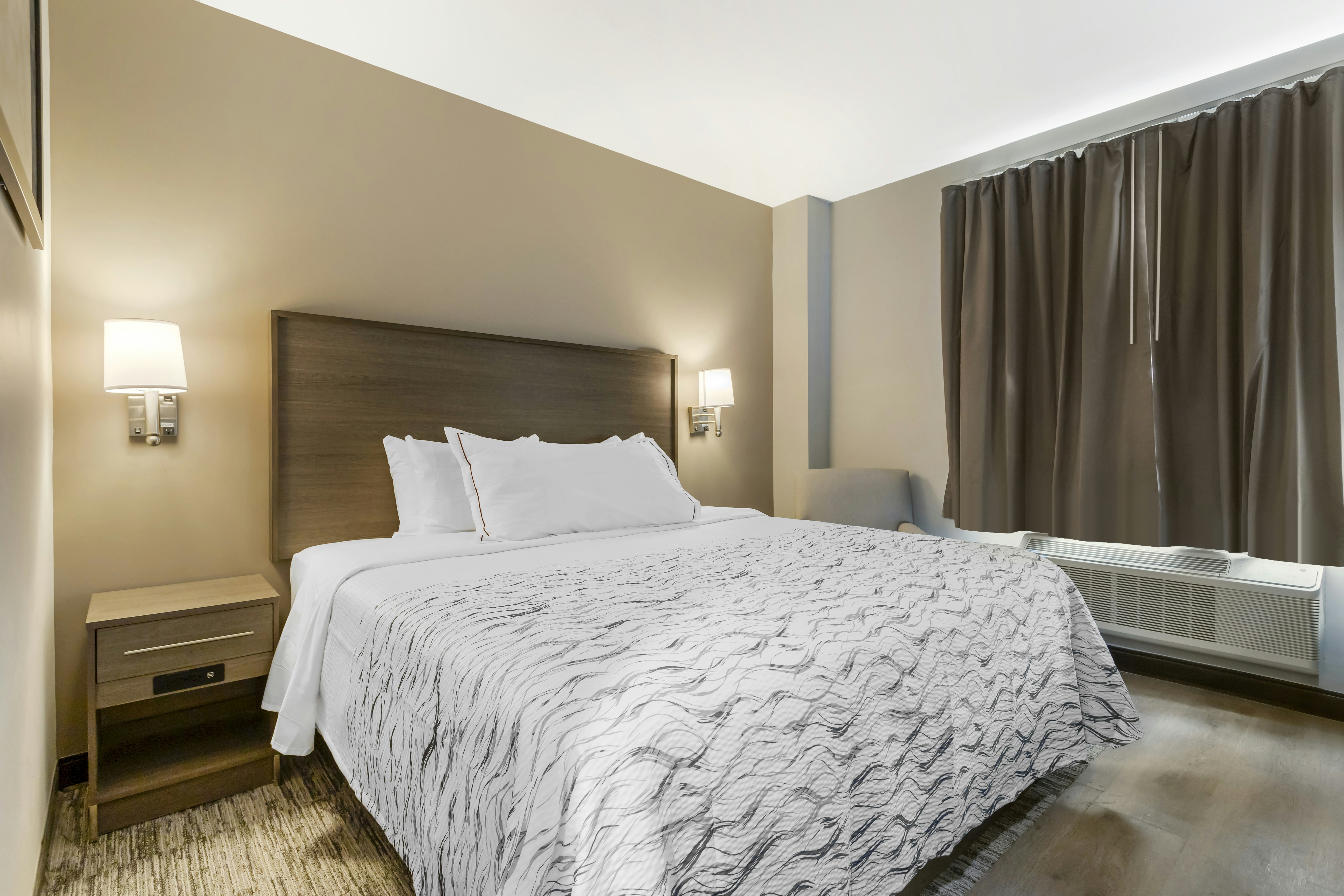 ADA Superior King with Roll-In Shower Smoke Free