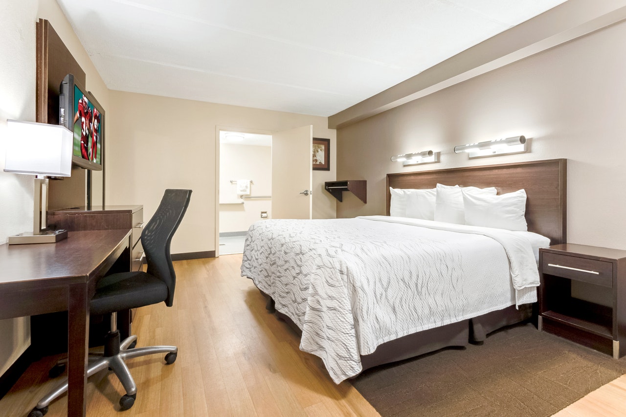 ADA Deluxe King with Roll-In Shower Smoke Free