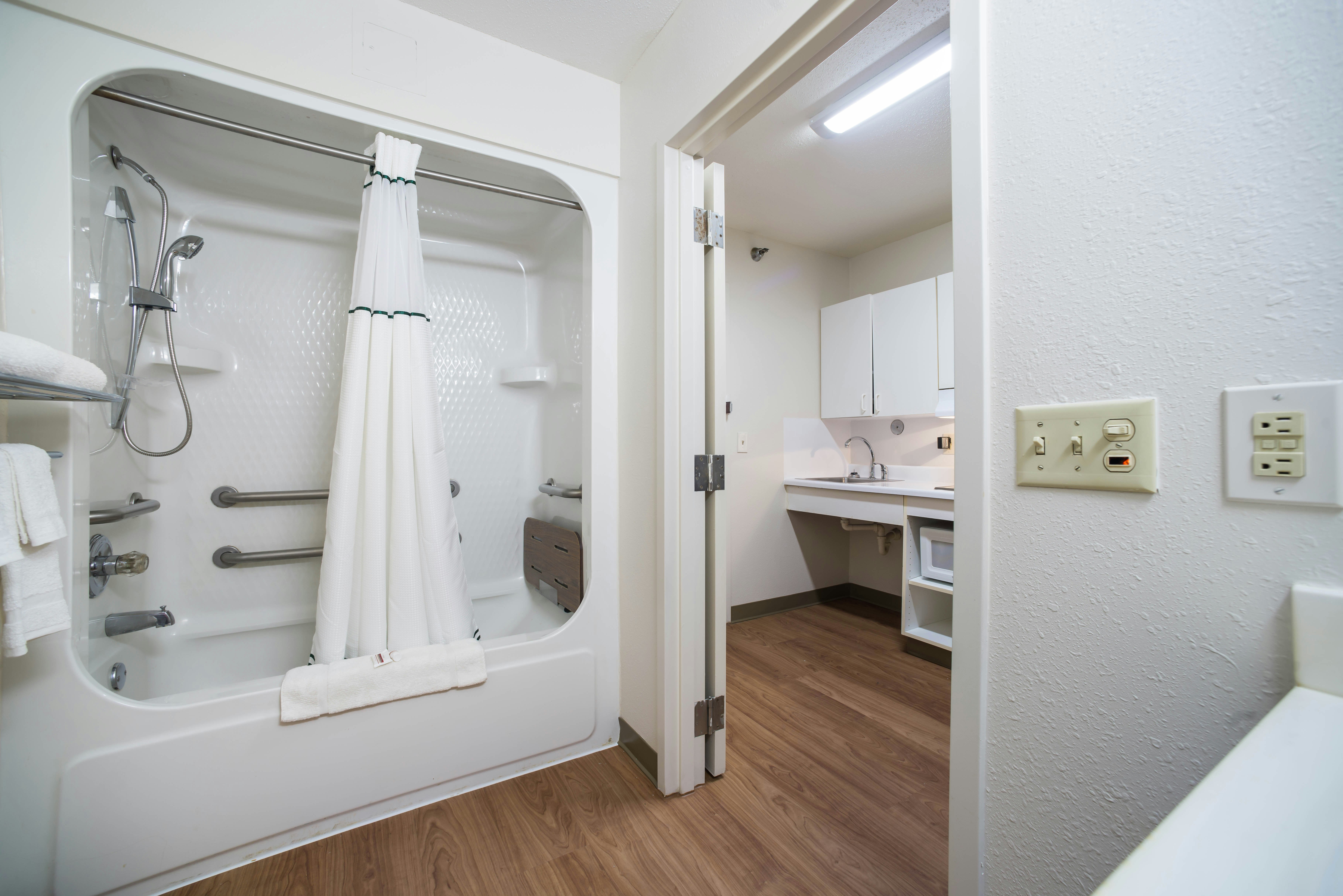 HomeTowne Studios St. Louis – Airport/ N Lindbergh