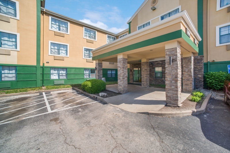 HomeTowne Studios St. Louis – Airport/ N Lindbergh