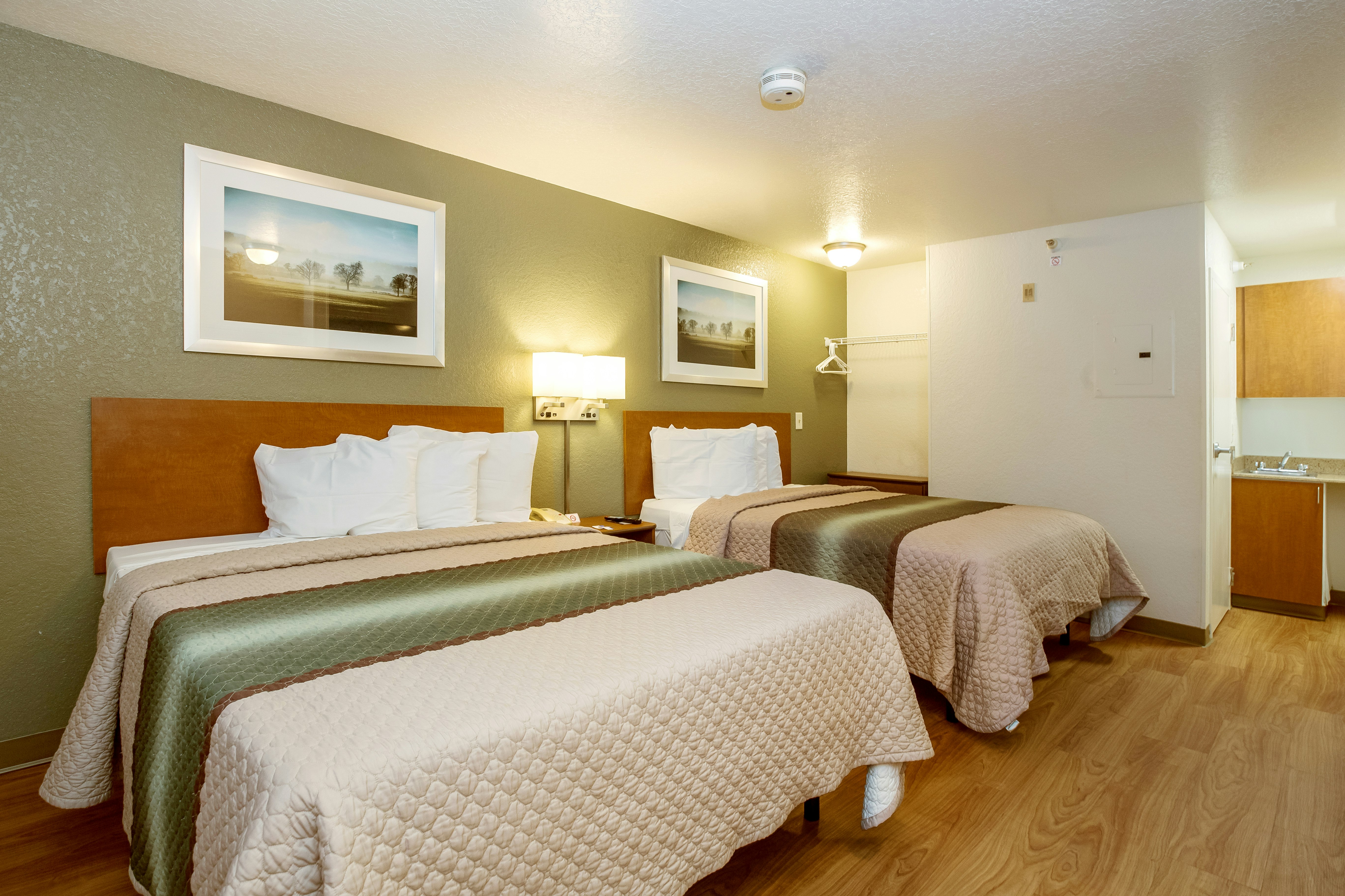 Studio 2 Queen Beds Non-Smoking