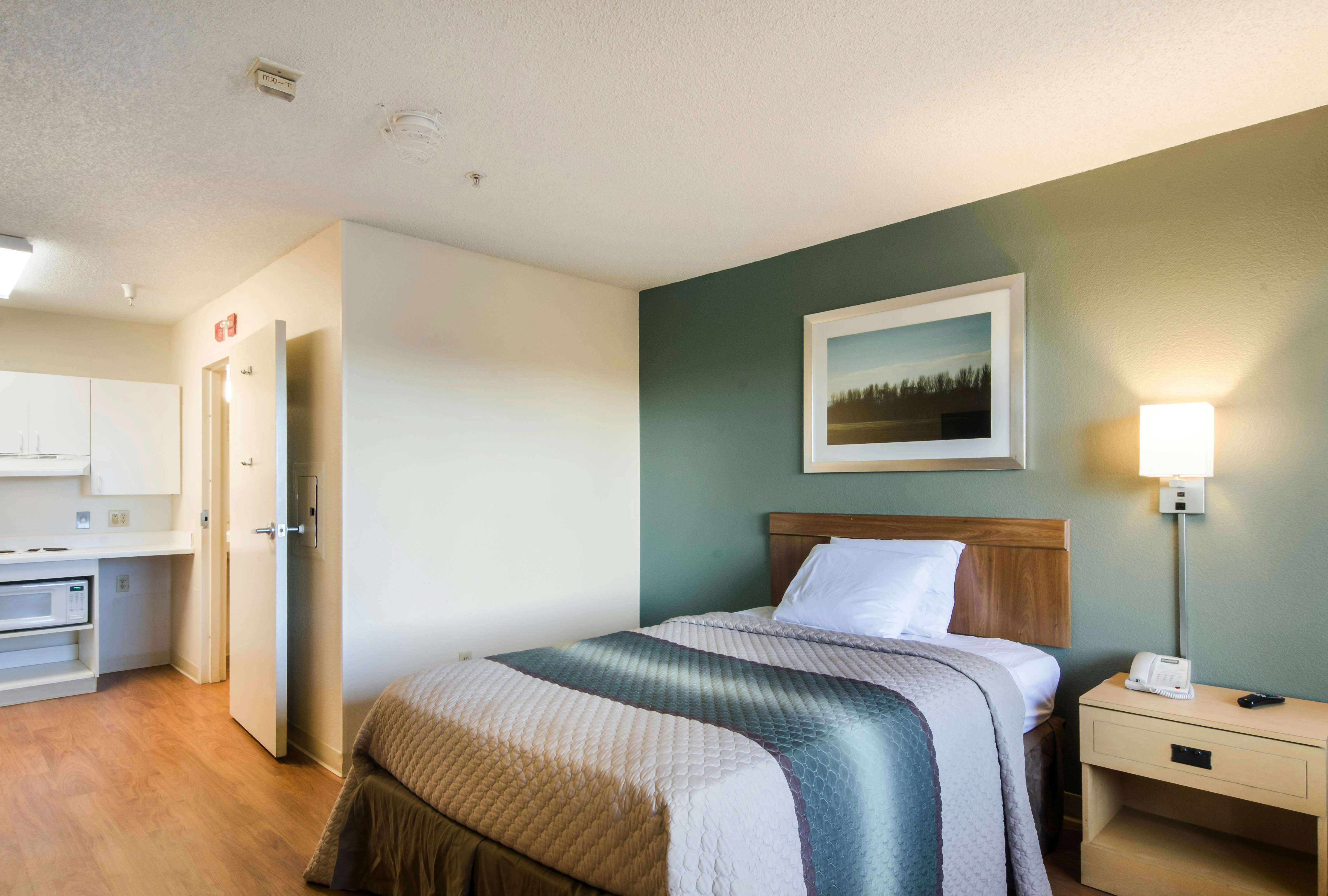 HomeTowne Studios Denver – Thornton