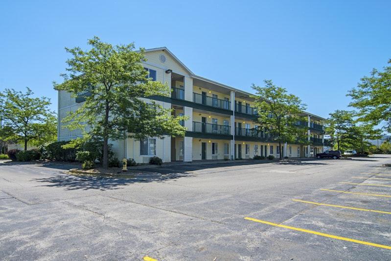 HomeTowne Studios Chicago – Waukegan
