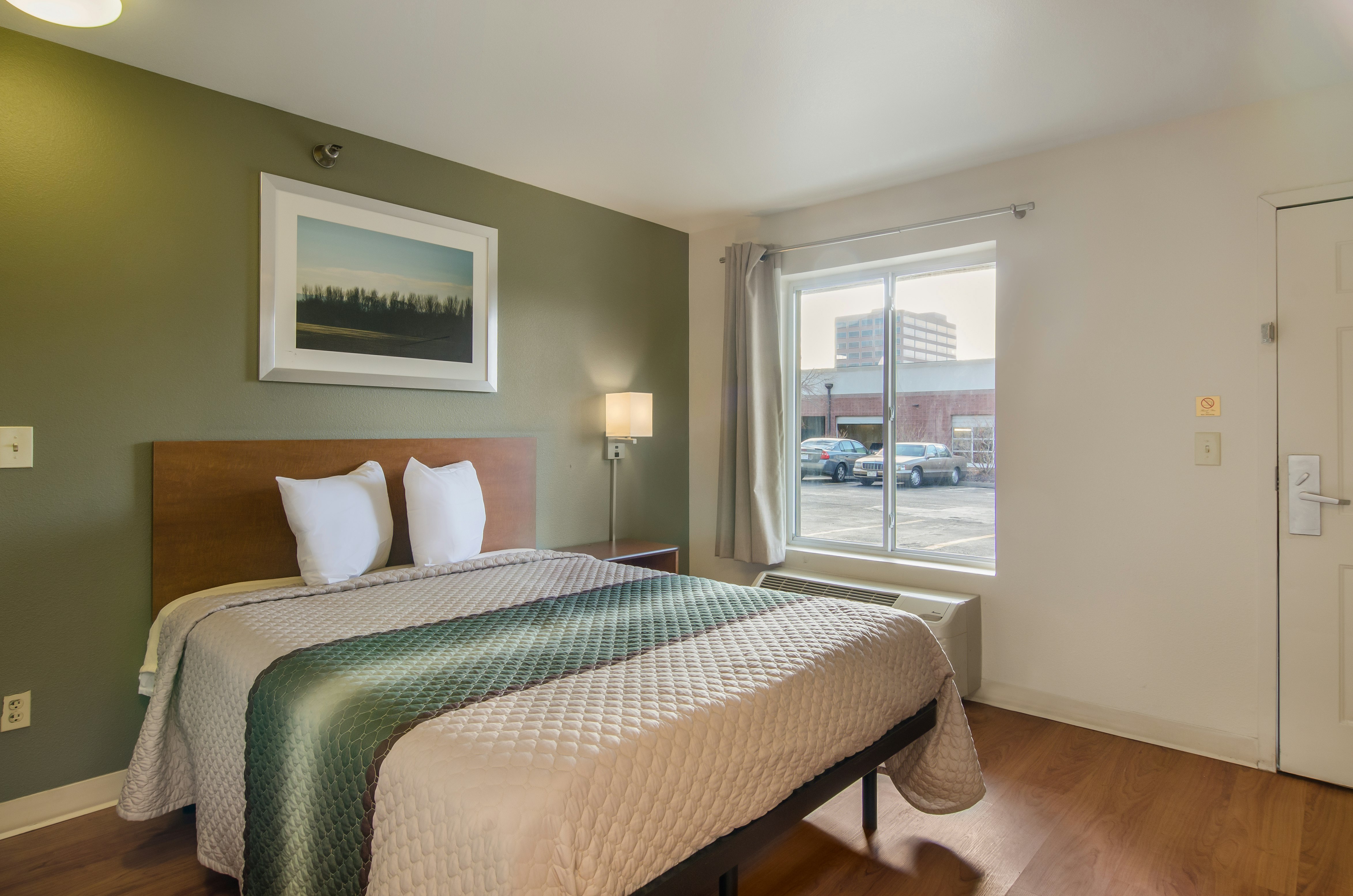 HomeTowne Studios Denver – Glendale/ Cherry Creek