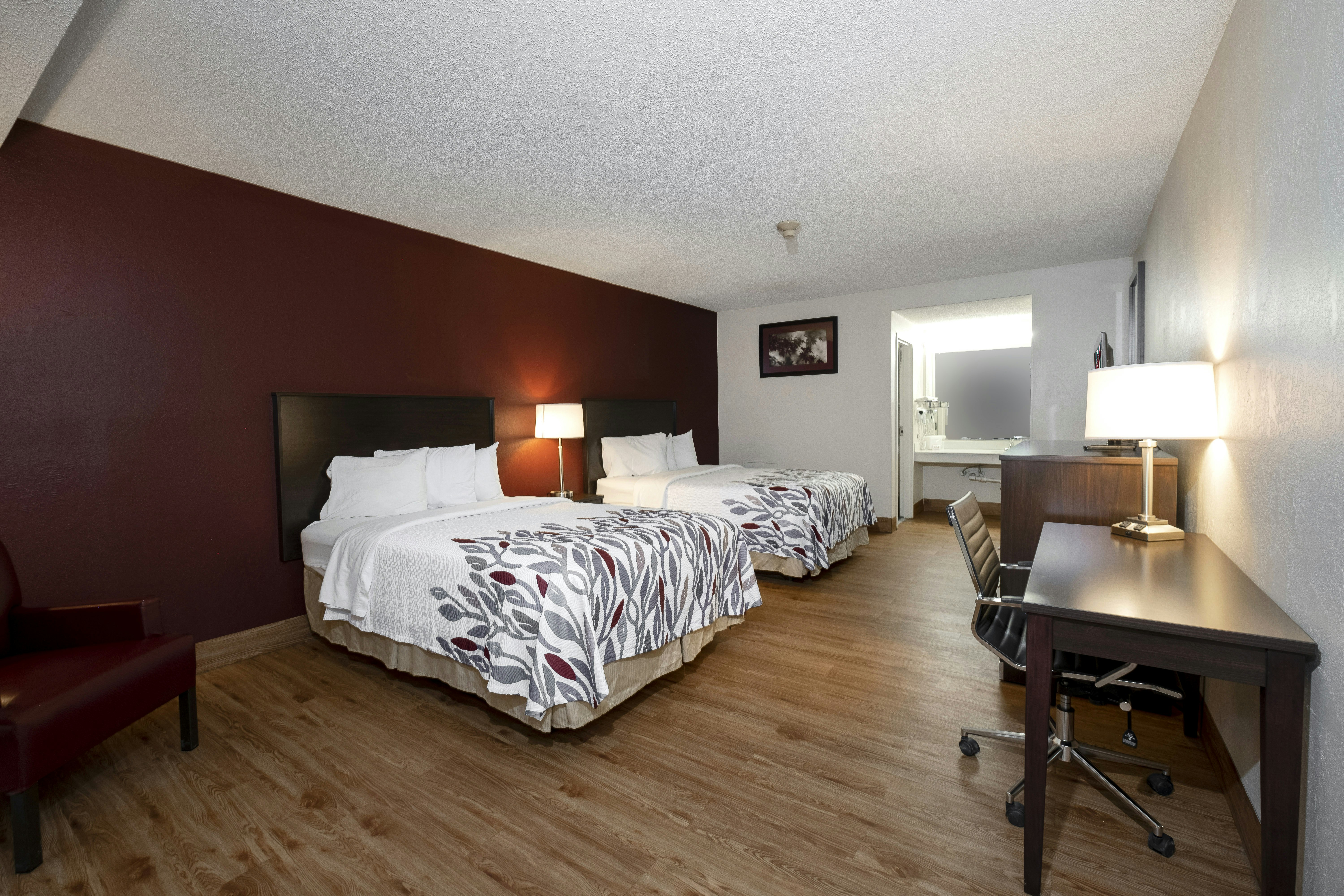 ADA Accessible Deluxe 2 Full Beds with Roll-In Shower Non-Smoking
