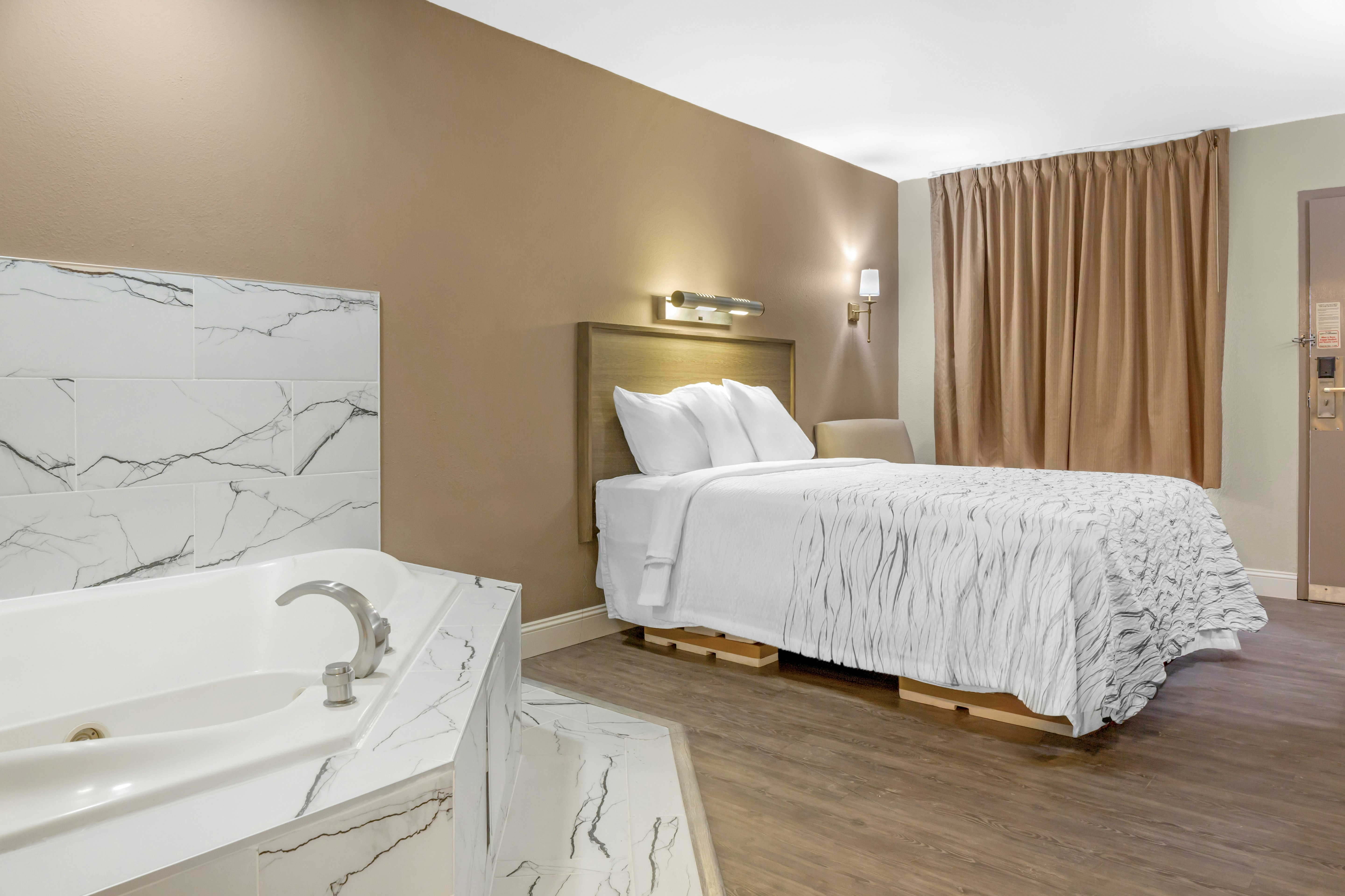 Deluxe 1 Queen Bed with Jetted Tub Non-Smoking