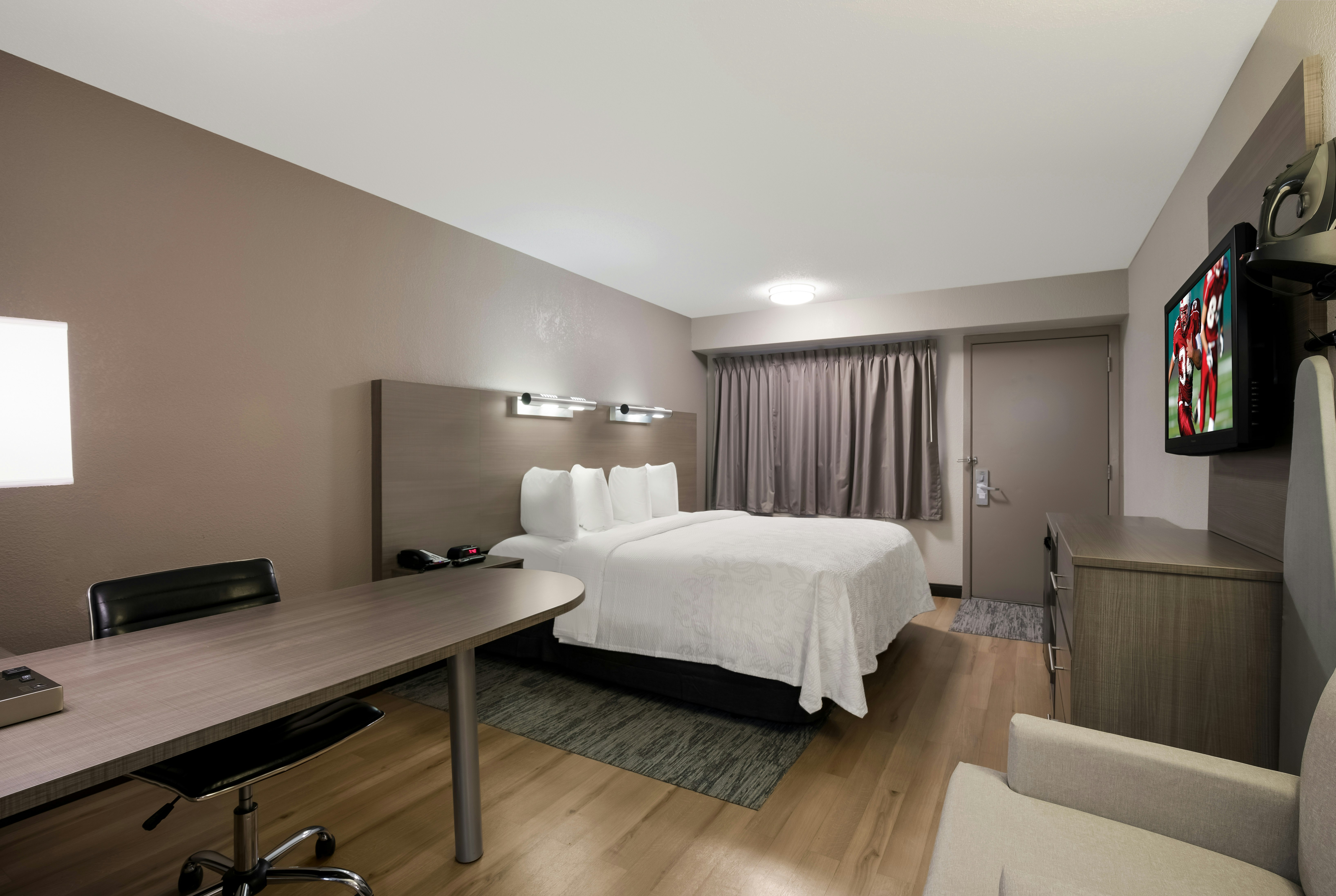 Red Roof PLUS+ Chicago – Naperville