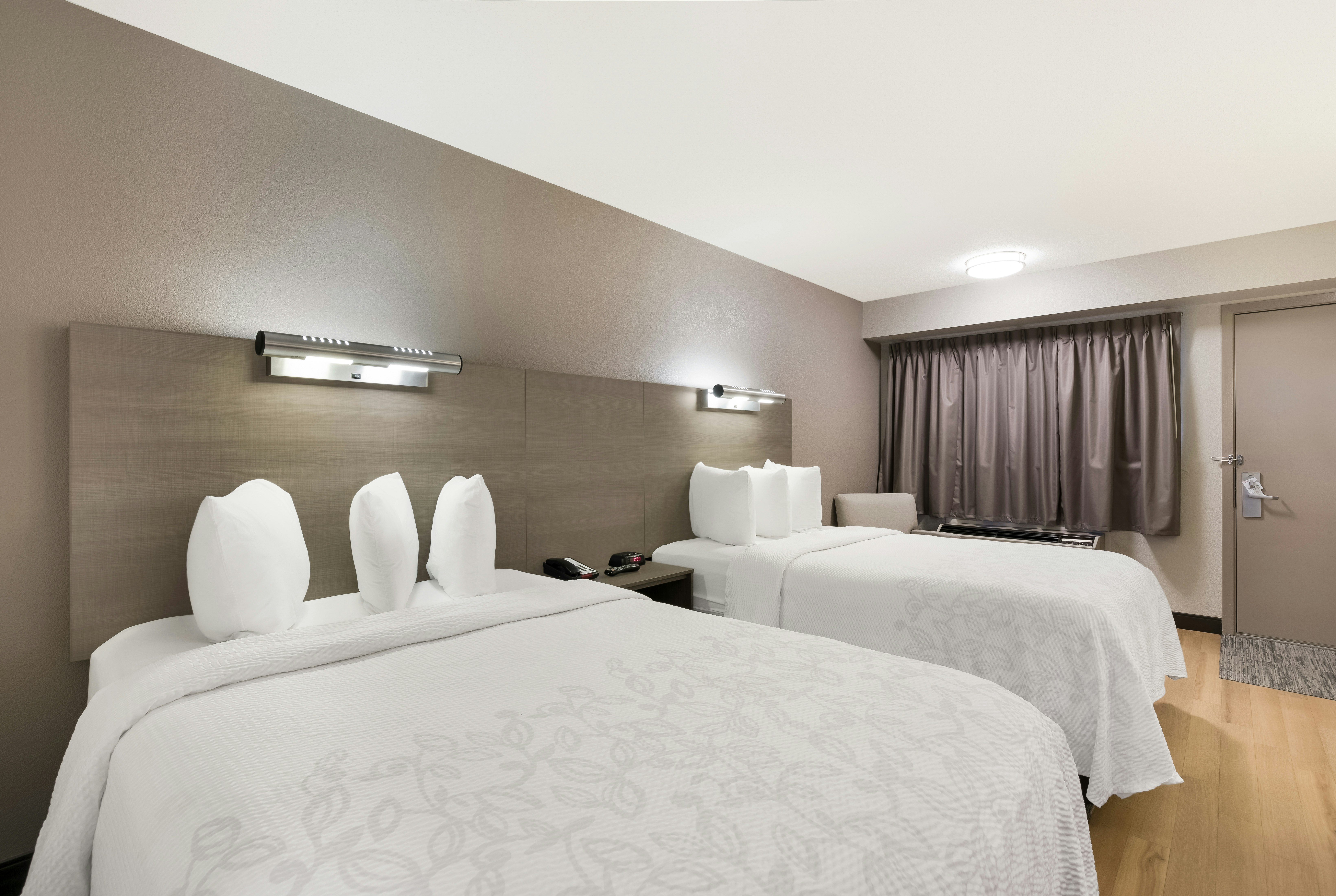 Deluxe 2 Full Beds Smoke Free