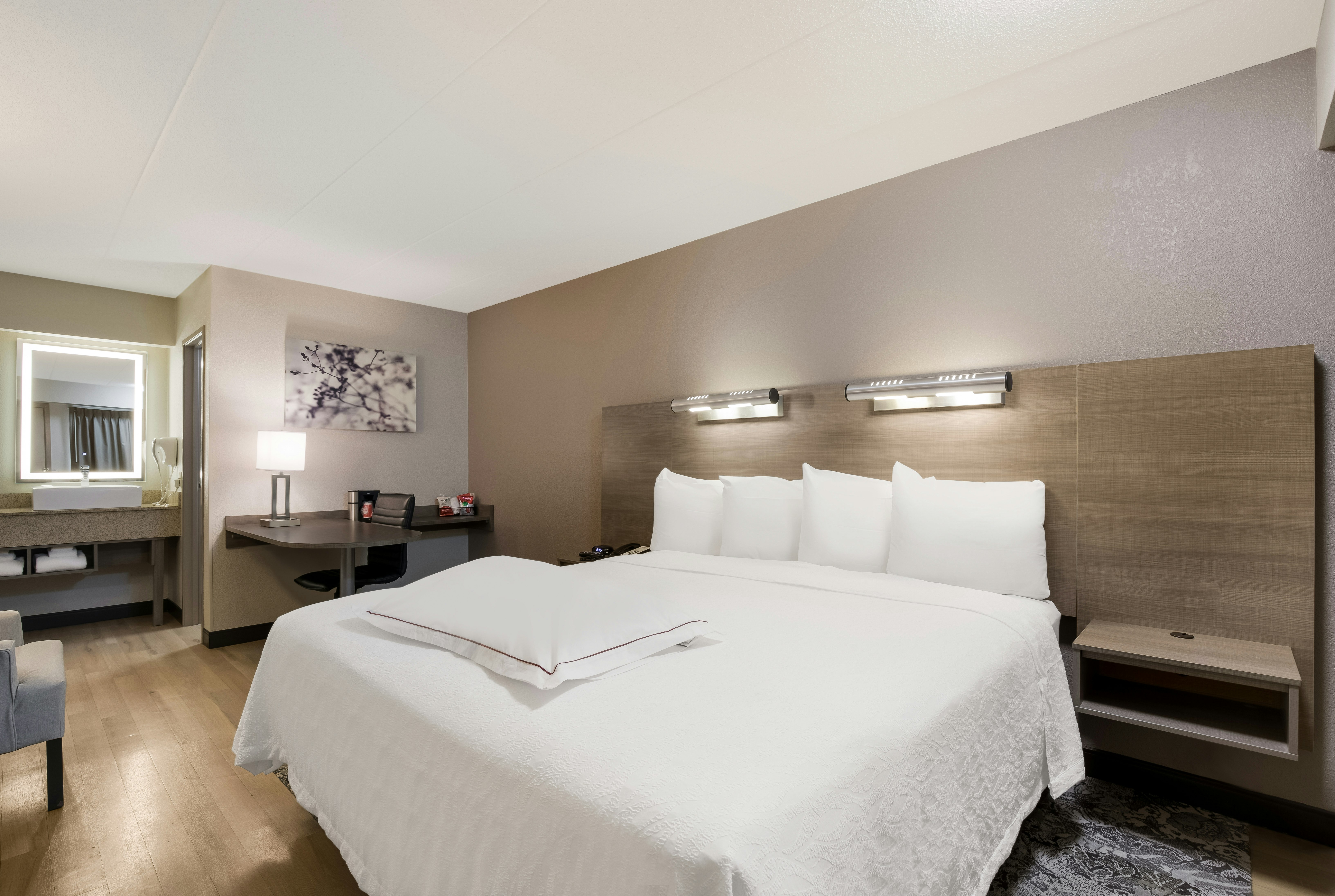 ADA Accessible Premium King Smoke Free(Get More: Upgraded Bedding and Snack Box)