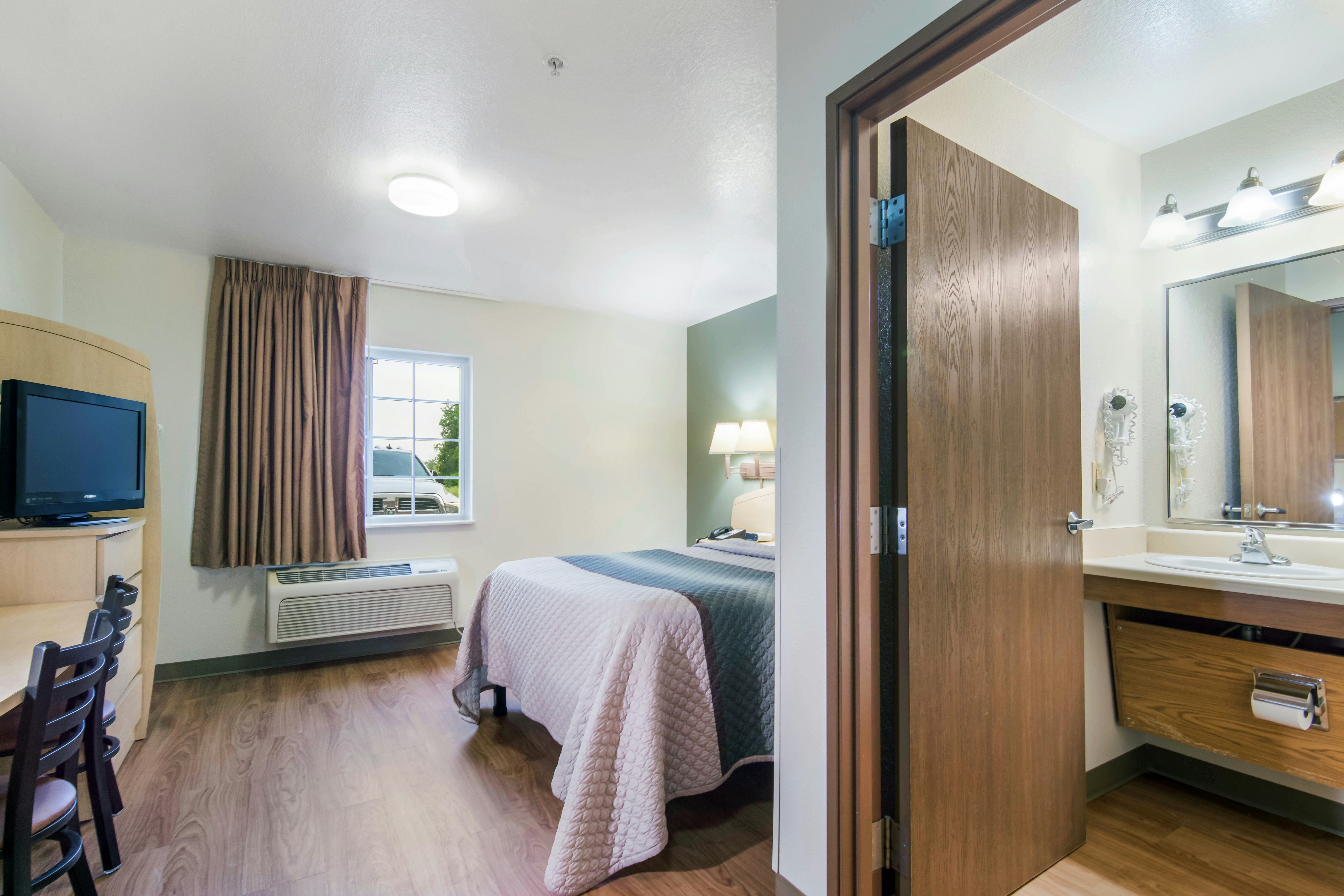 HomeTowne Studios Suites Bentonville