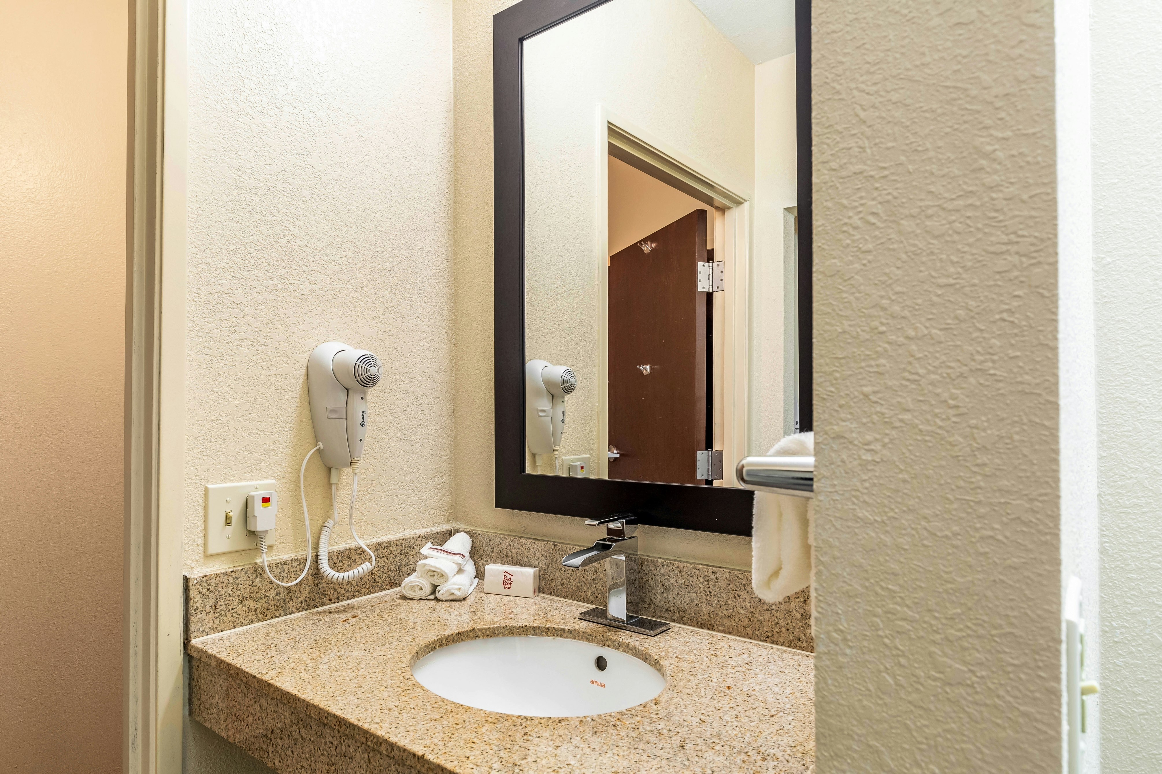 Red Roof PLUS+ Suites Houston – IAH Airport SW