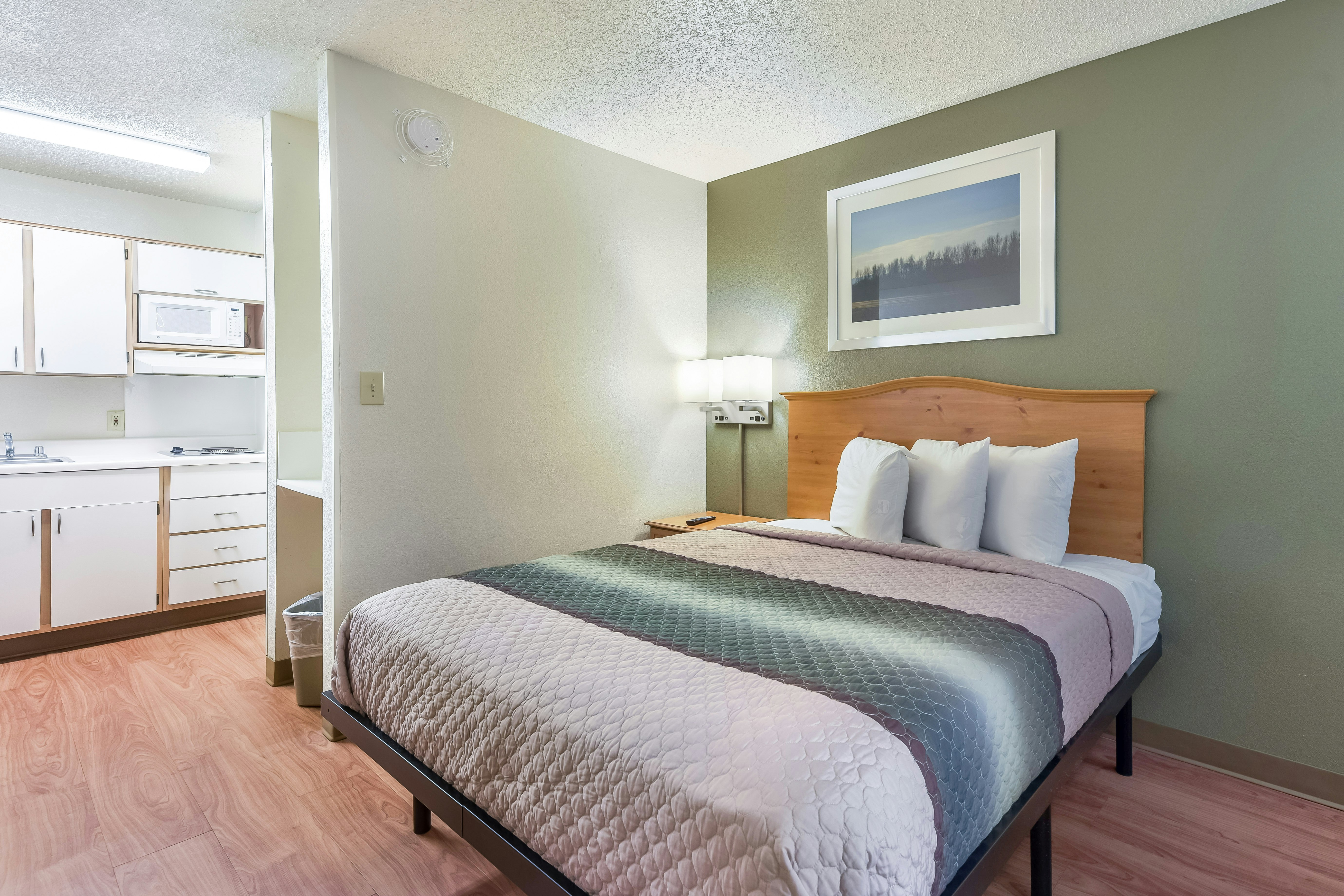 HomeTowne Studios Dallas – North Addison/ Tollway