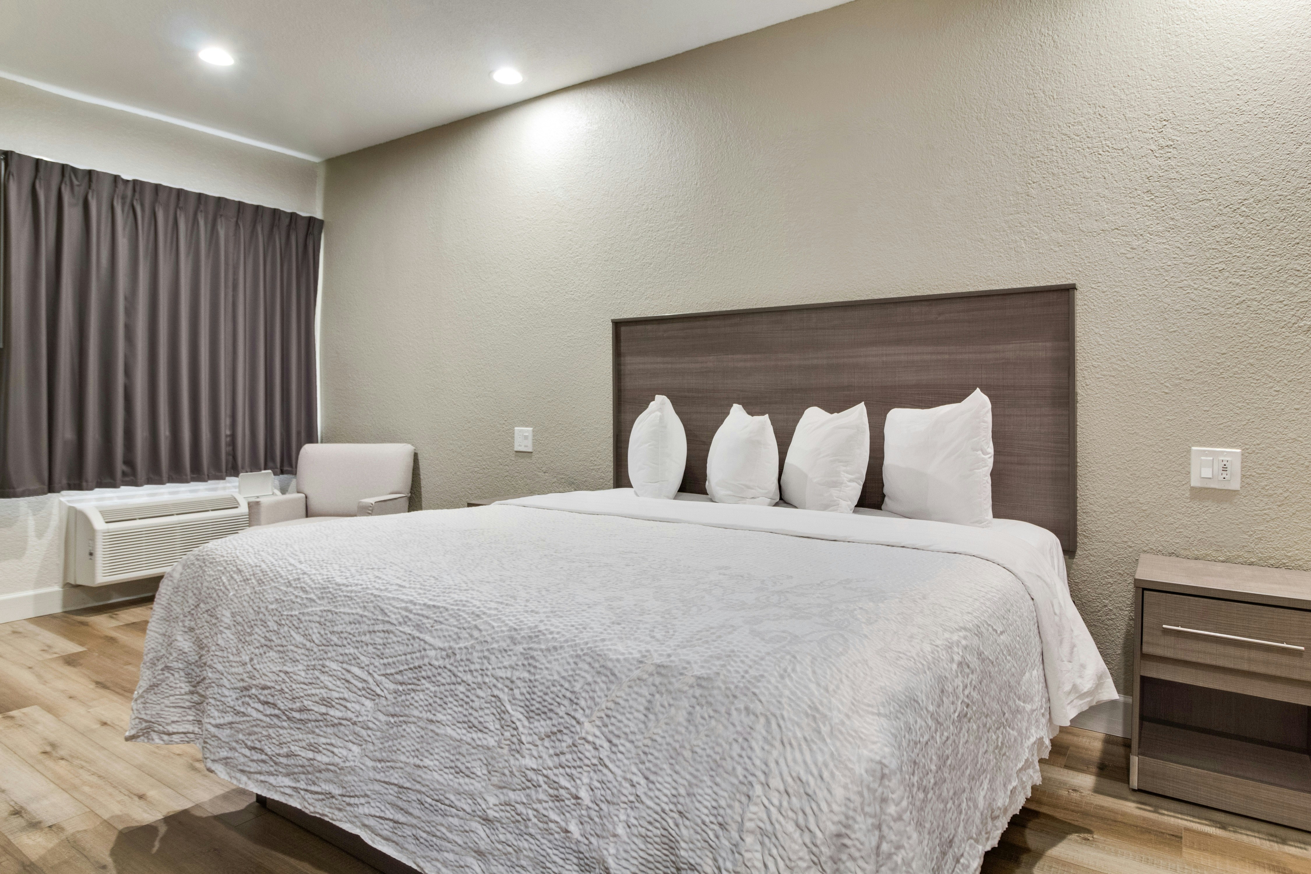Red Roof PLUS+ Galveston – Beachfront