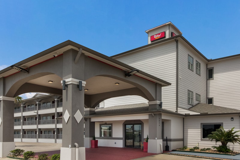 Red Roof PLUS+ Galveston – Beachfront