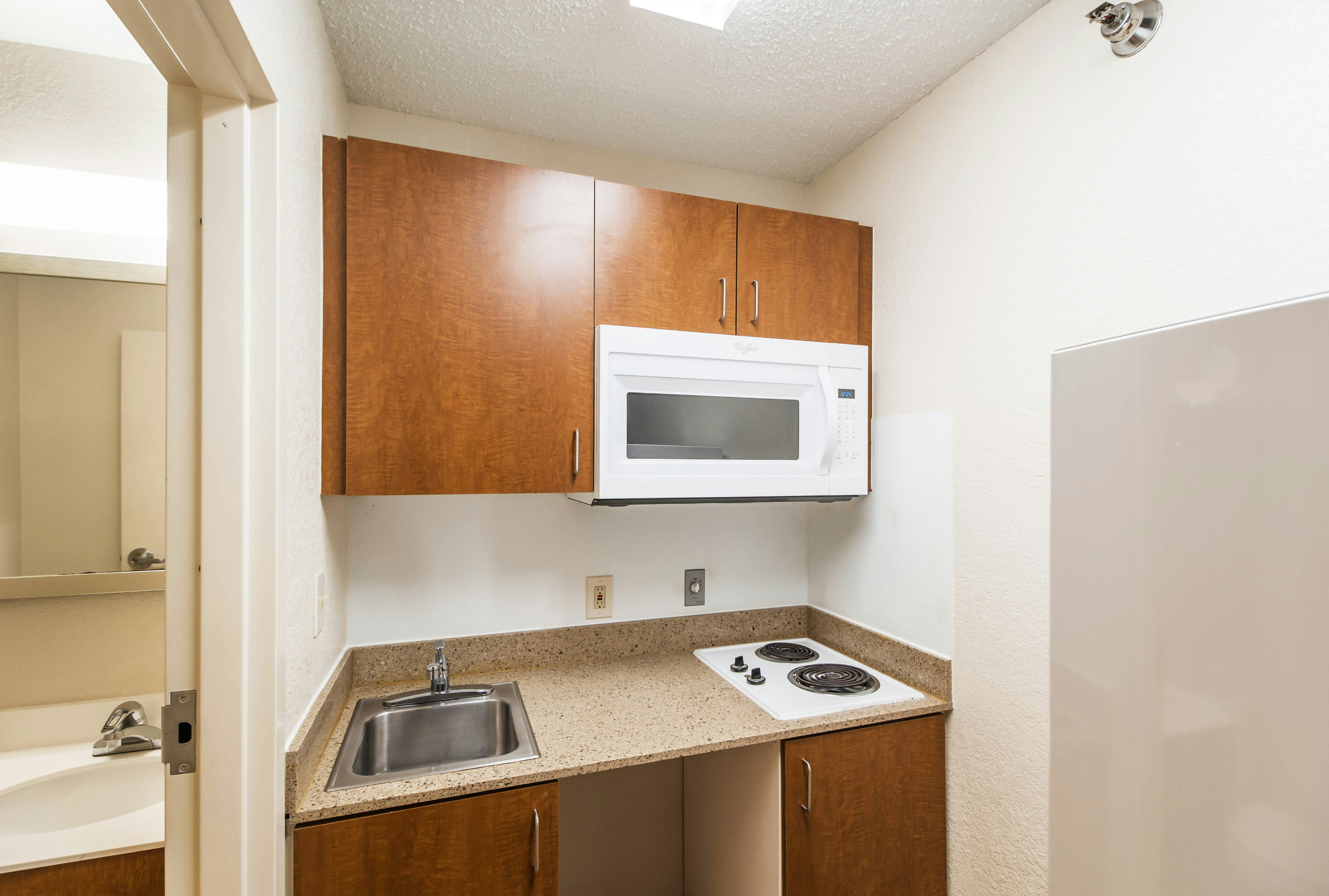 HomeTowne Studios Houston – West Oaks/ Energy Corridor