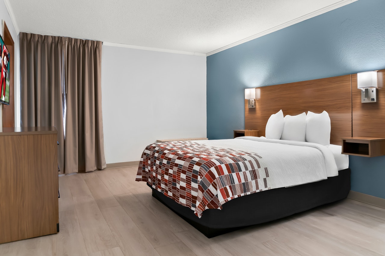 ADA Accessible Suite Queen with Kitchen Non-Smoking