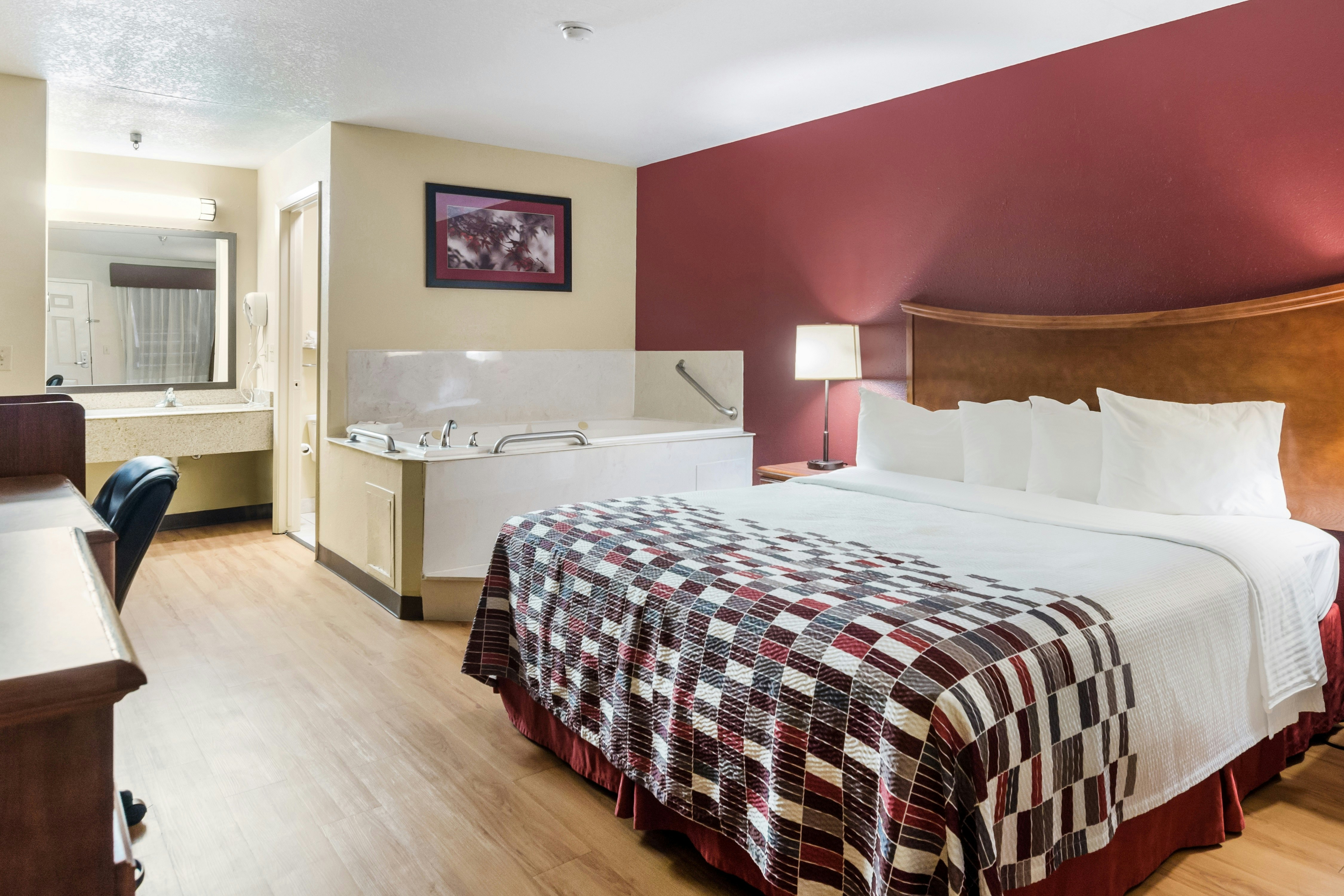 Suite King Bed with Jetted Tub Non-Smoking