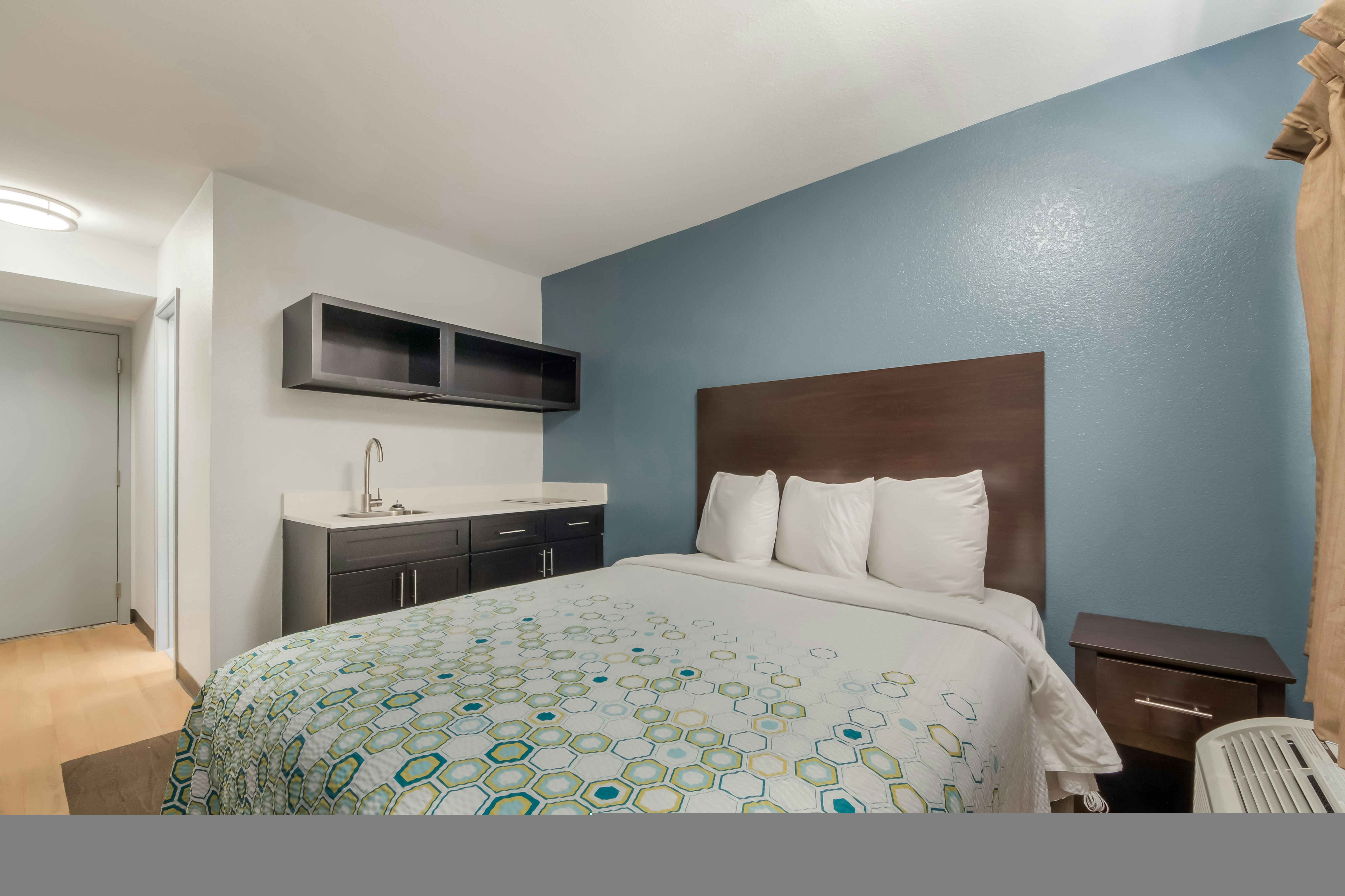 Studio 1 Queen Bed Non-Smoking