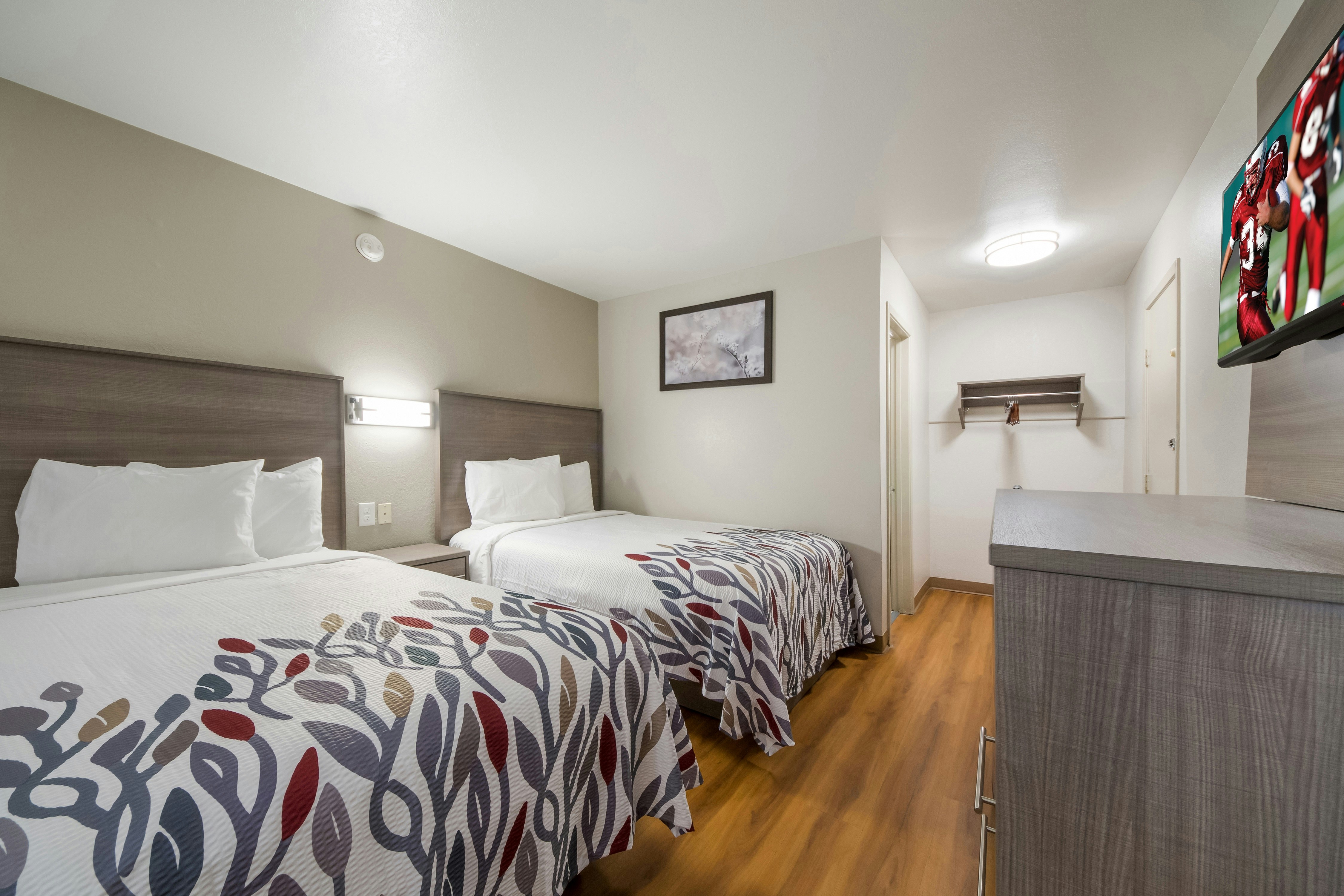 ADA Accessible Deluxe 2 Full Beds w/Roll-In Shower Non-Smoking