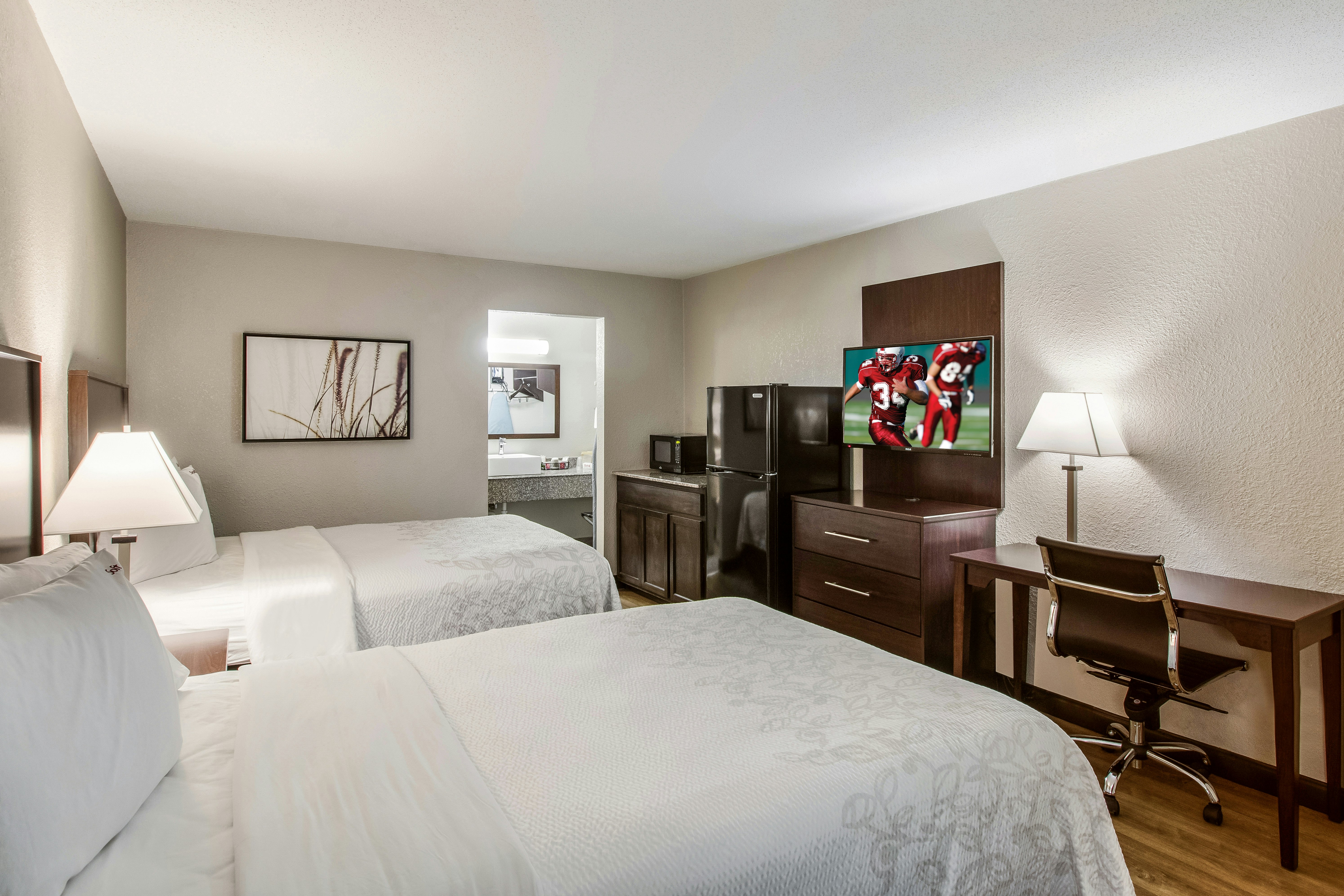 Deluxe 2 Full Beds with Full-Size Refrigerator Smoke Free