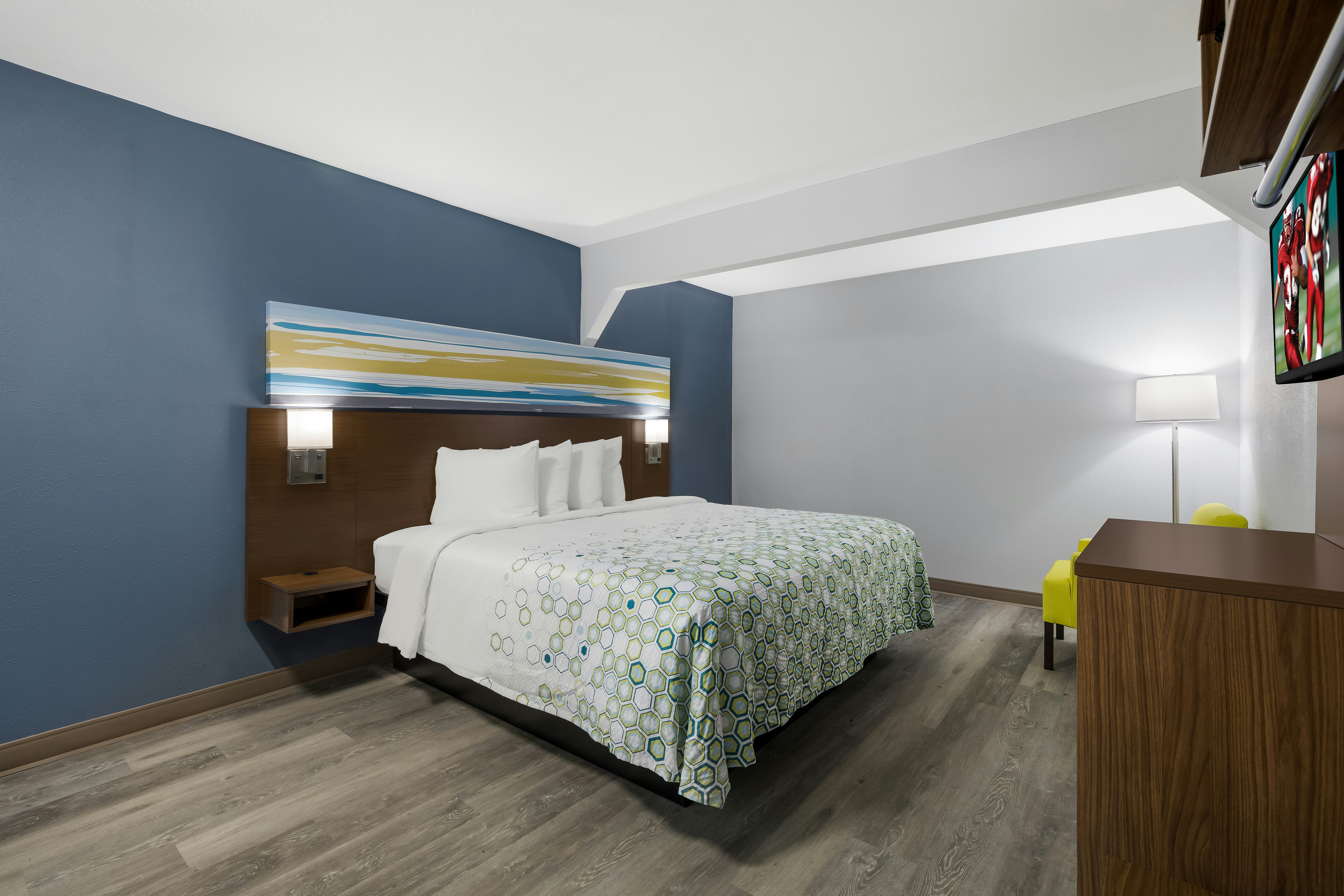 Studio 1 King Bed & 2 Full Beds Non-Smoking