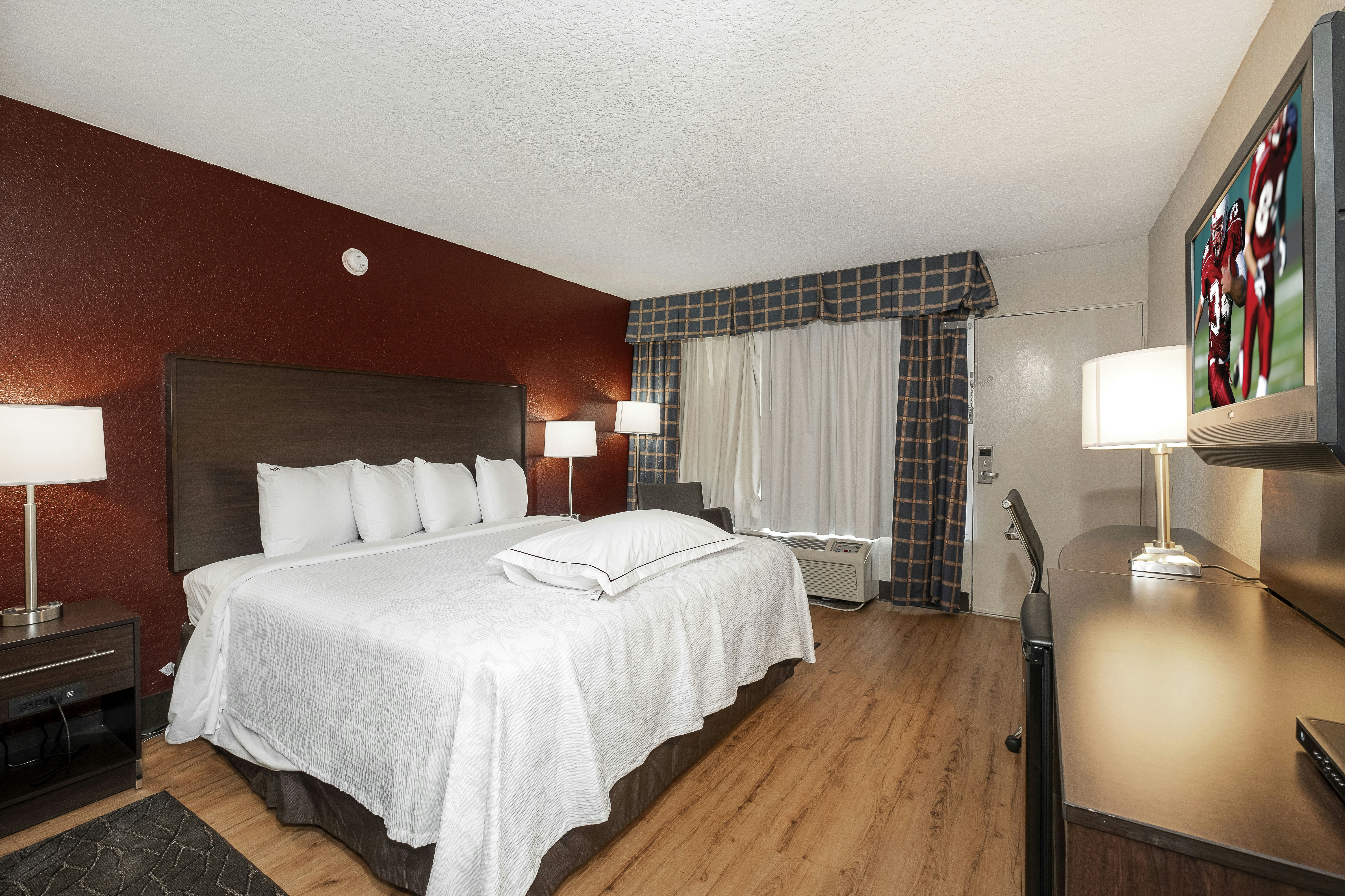 ADA Premium King w/Shower Smoke Free (Get More: Upgraded Bedding and Snack Box)