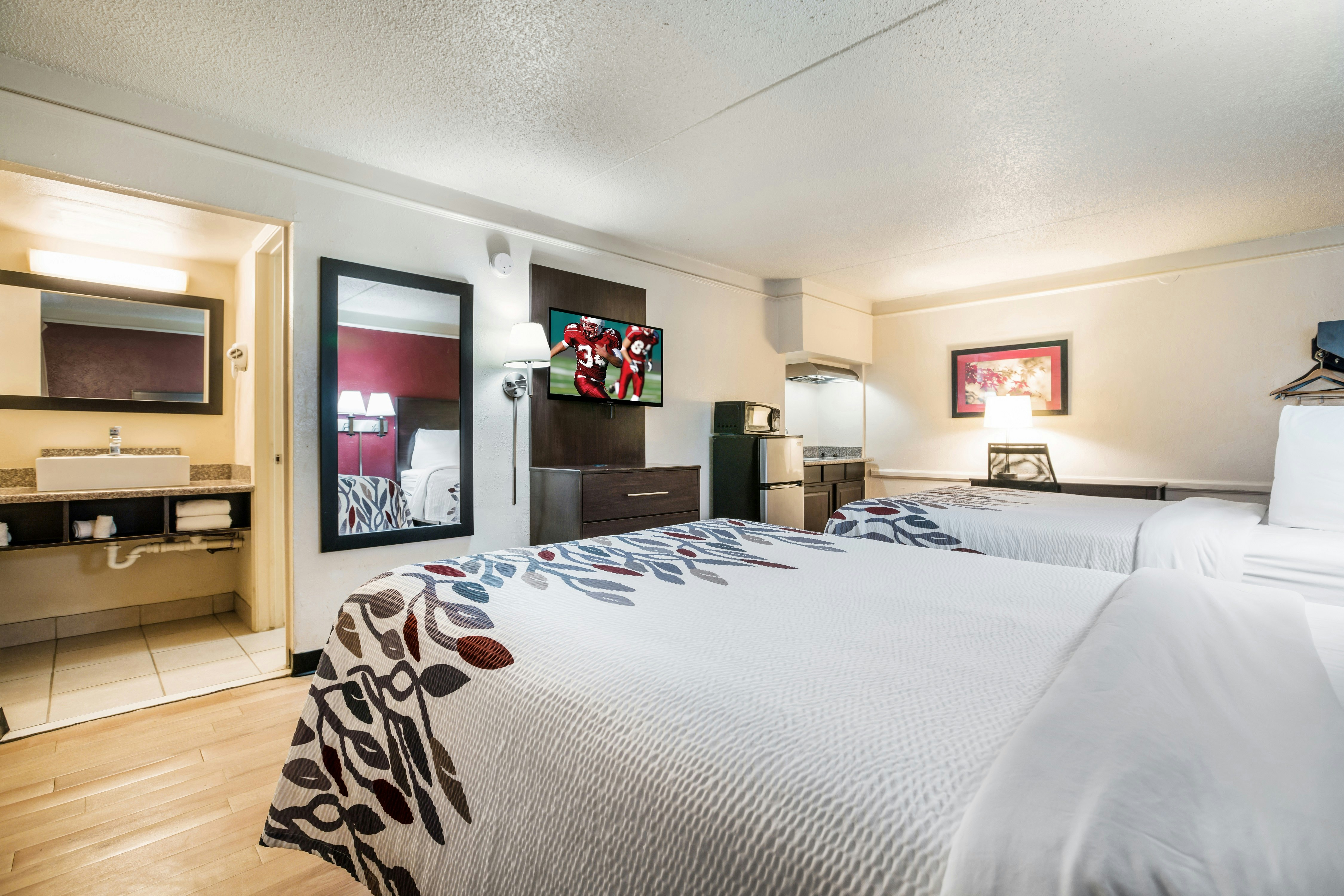 Deluxe Full with Kitchenette Non-Smoking